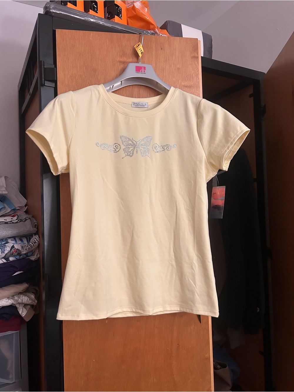 Butterfly Embellished Short Sleeve Tee - Pale Yellow